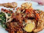 Seporsi-Nasi-Ayam-Ibu-Oki-dengan-lauk-sate-lilit.jpg