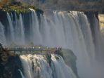 Siapa-sangkai-Air-Terjun-Iguazu-yang-indah-menjadi-perbatasan-antara-Argentina-dan-Brasil.jpg