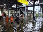 Stasiun-Tawang-di-Semarang-terendam-banjir.jpg