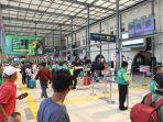 Suasana-Stasiun-Ramai.jpg
