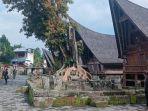 Suasana-di-Kampung-Siallagan-Samosir-Pengunjung.jpg