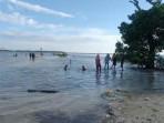 Suasana-liburan-di-Lasonrai-Beach-Kabupaten-Barru-Sulawesi-Selatan.jpg