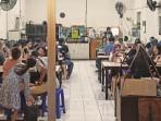Suasana-makan-di-Lontong-Balap-Asli-Pak-Gendut-Surabaya-Jawa-Timur.jpg