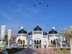 Tiga-pesawat-tempur-melakukan-flypass-di-atas-Masjid-Raya-Baiturrahman.jpg