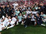 Timnas-Indonesia-berfoto-dengan-pelatih-Shin-Tae-yong.jpg