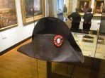 Topi-Napoleon-Bonaparte.jpg