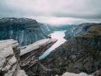 Trolltunga-Rock-tempat-paling-berbahaya-di-dunia-untuk-mengambil-selfie.jpg
