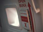 Tuas-pintu-darurat-pesawat-hanya-boleh-digunakan-dalam-keadaan-darurat-untuk-keselamatan-penumpang.jpg
