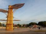 Tugu-Daun-Sirih-Emas-di-tepi-laut-kawasan-Jalan-Hang-Tuah-Kota-Tanjungpinang-Riau.jpg
