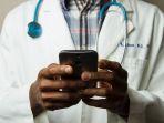 Viral-Tiktoker-menyamar-menjadi-dokter-dia-memberi-nasehat-dan-obat-ke-pengikutnya.jpg