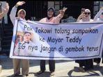Viral-aksi-ibu-ibu-Unjuk-Rasa-ke-Presiden-Jokowi-Minta-Instagram-Mayor-Teddy-Jangan-Digembok.jpg