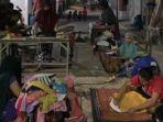 Viral-kelakuan-emak-emak-asyik-menyetrika-bersama-di-tengah-jalan-saat-malam-hari1.jpg