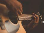 Viral-pasien-bermain-gitar-di-tengah-operasi-otak.jpg