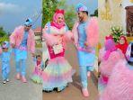 Viral-pasutri-yang-kompak-mengenakan-baju-Lebaran-bertema-Barbie1.jpg