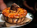 Viral-sebuah-restoran-mewah-menyajikan-menu-pie-dengan-kepala-ayam-utuh-yang-menyembul-keluar.jpg