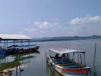 Waduk-Gajah-Mungkur-dengan-beberapa-perahu-wisata-yang-bersandar-di-dermaga.jpg