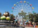 Wahana-bianglala-yang-ada-di-Alun-alun-Kota-Batu-Jawa-Timur.jpg