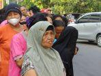 Warga-Pasar-Baru-Ipah-64-saat-mengantre-untuk-membeli-paket-nasi-bungkus-murah.jpg