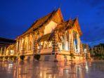 Wat-Suthat-kuil-terkenal-di-Bangkok-Thailand-yang-dikenal-dengan-arsitektur-indah.jpg