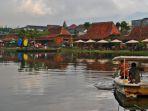 Wisata-perahu-di-danau-Floating-Market-Lembang-Bandung-Barat-Jawa-Barat.jpg