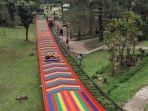 Wisatawan-Kaliurang-Park-menjajal-wahana-seluncuran.jpg
