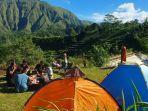 Wisatawan-asyik-camping-di-Symphony-Rinjani-Lombok-Timur-Nusa-Tenggara-Barat-NTB2.jpg