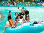 Wisatawan-berenang-di-Cikao-Park-Purwakarta-Jawa-Barat.jpg