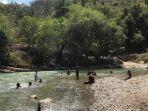 Wisatawan-berenang-menikmati-Aliran-Sugai-di-Kala-Ili-Aceh-Tengah-Aceh.jpg