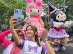 Wisatawan-berfoto-bersama-My-Melody-dan-Kuromi-di-Sweet-Christmas-Town-Lippo-Mall-Puri.jpg