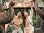 Wisatawan-berfoto-dengan-gajah-di-Lombok-Wildlife-Park-Kabupaten-Lombok-Utara.jpg