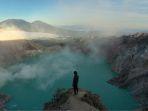 Wisatawan-berfoto-di-Kawah-Ijen.jpg