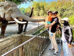 Wisatawan-berinteraksi-memberi-makan-gajah-di-Jatim-Park-2-Kota-Batu-Jawa-Timur.jpg