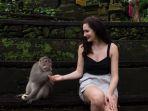 Wisatawan-berinteraksi-memberi-makan-monyet-di-Monkey-Forest-Ubud-Bali.jpg