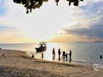 Wisatawan-berlibur-di-Karimunjawa.jpg