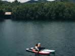 Wisatawan-bermain-paddle-board-di-Pantai-Anggalo-Kabupaten-Konawe-Sulawesi-Tenggara.jpg