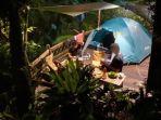 Wisatawan-camping-di-Curug-Balong-Endah-dalam-kawasan-Gunung-Halimun-Salak.jpg