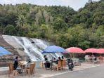 Wisatawan-di-Air-Terjun-Temburun.jpg