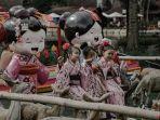 Wisatawan-di-Floating-Market-Lembang-satu-tempat-wisata-hits-di-Bandung-Barat-Jawa-Barat.jpg