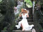 Wisatawan-foto-bersama-kawanan-monyet-di-Monkey-Forest-Ubud-Gianyar-Bali.jpg