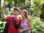 Wisatawan-foto-selfie-dengan-monyet-di-Monkey-Forest-Ubud-Bali.jpg