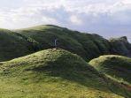Wisatawan-lokal-menikmati-suasana-pagi-di-Bukit-Merese.jpg