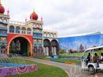 Wisatawan-melintasi-area-wisata-dunia-fantasi-dengan-mobil-listrik-Drive-Thru-Park.jpg