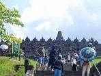 Wisatawan-menaiki-Candi-Borobudur.jpg