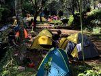 Wisatawan-mendirikan-tenda-untuk-kemping-di-tempat-wisata-Capolaga.jpg