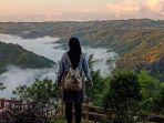 Wisatawan-menikmati-indahnya-pemandangan-di-Kebun-Buah-Mangunan-Bantul-Jogja.jpg