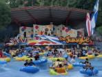 Wisatawan-menikmati-momen-berenang-di-The-Jungle-Waterpark-Bogor-di-Jawa-Barat.jpg