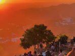Wisatawan-menikmati-pemandangan-senja-dan-keindahan-alam-di-Shoka-Bukit-Senja-Jogja1.jpg
