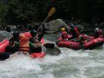 Wisatawan-menikmati-wahana-arung-jeram-atau-rafting-di-Jambo-Adventure-Camp-Aceh.jpg