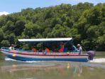 Wisatawan-menyusuri-Ekowisata-Mangrove-Batu-Lumbang-tempat-wisata-alam-di-Denpasar-Bali.jpg