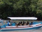 Wisatawan-menyusuri-area-Ekowisata-Mangrove-Batu-Lumbang-tempat-wisata-alam-di-Denpasar-Bali.jpg